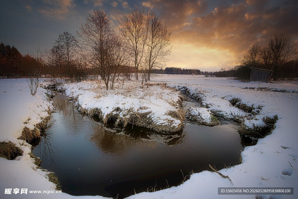 冬日雪境中的静谧小湖