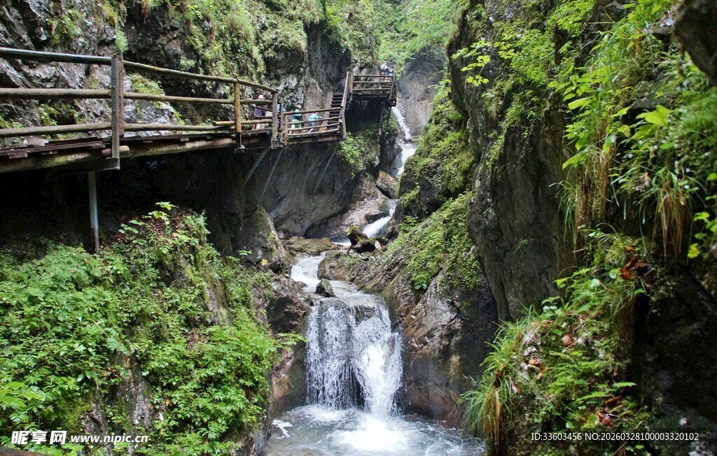 山间溪流旁的木质栈道