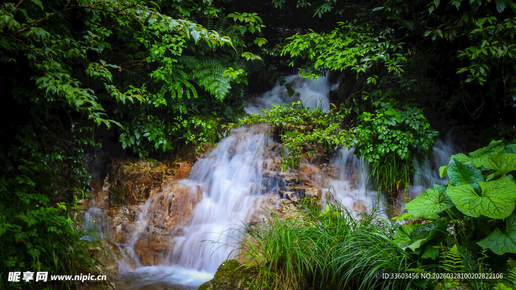 山间潺潺溪流瀑布美景