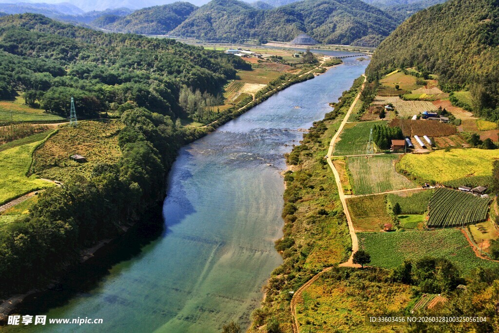 山间蜿蜒河流田园美景