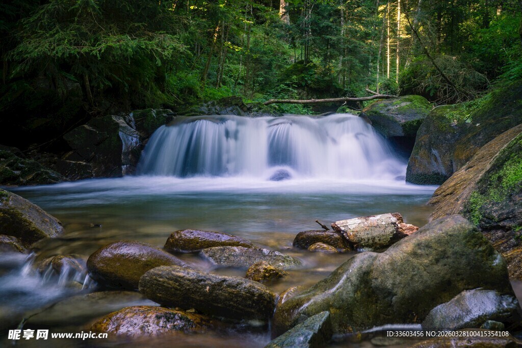 山林间的潺潺瀑布美景