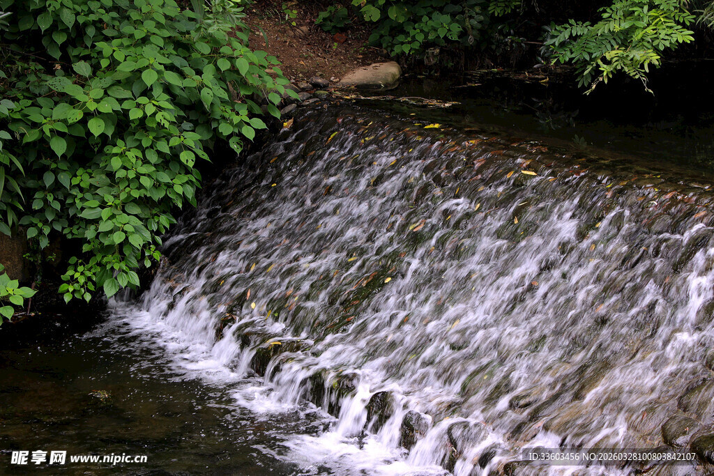 山间小瀑布流水景致