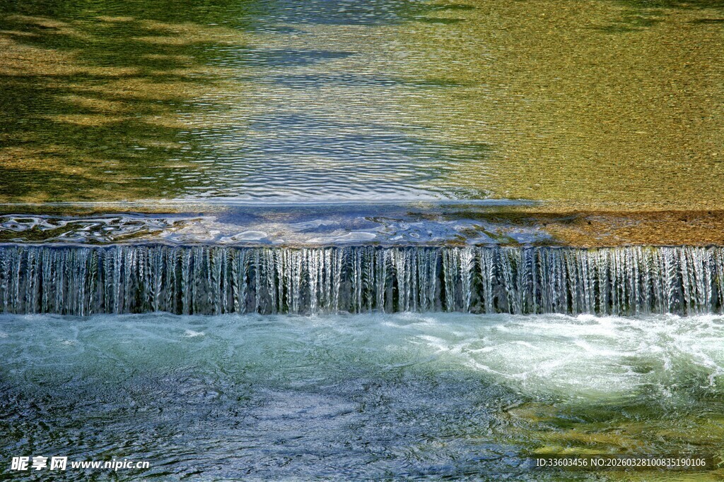 潺潺流水小瀑布美景