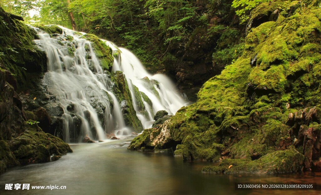 山间翠绿瀑布流水景观