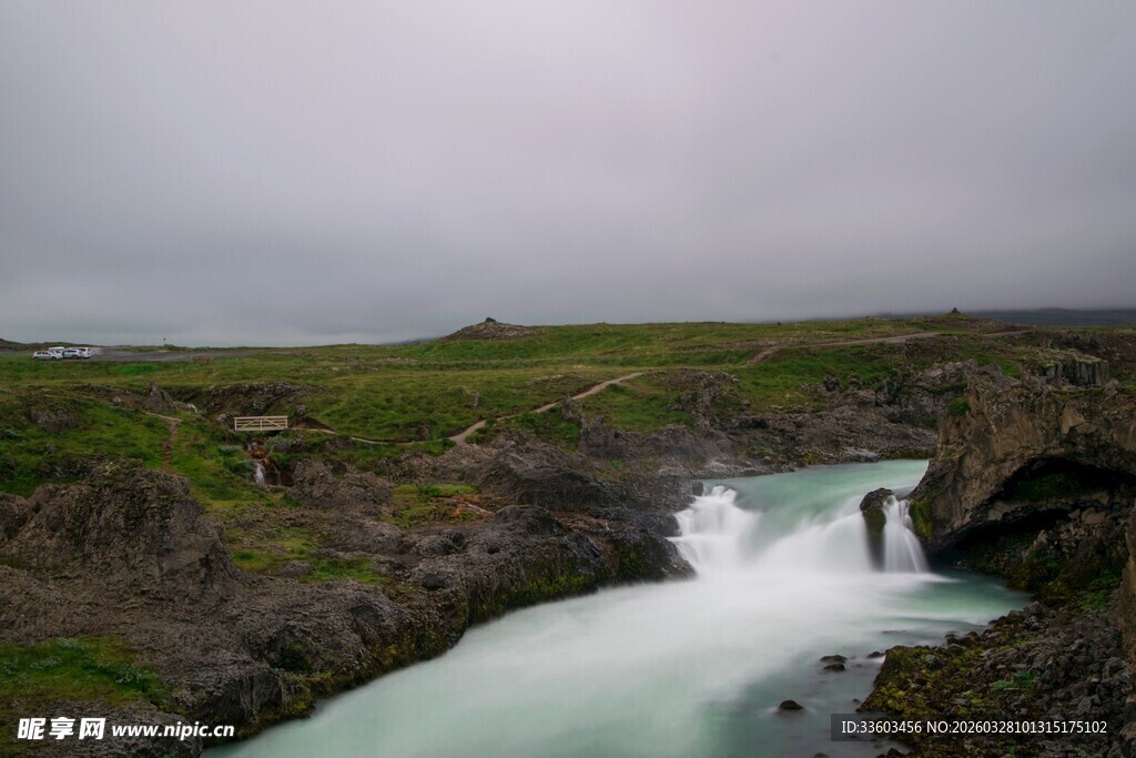 冰岛山间湍急的蓝绿色溪流