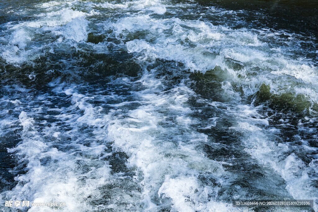 湍急溪流中的白色浪花