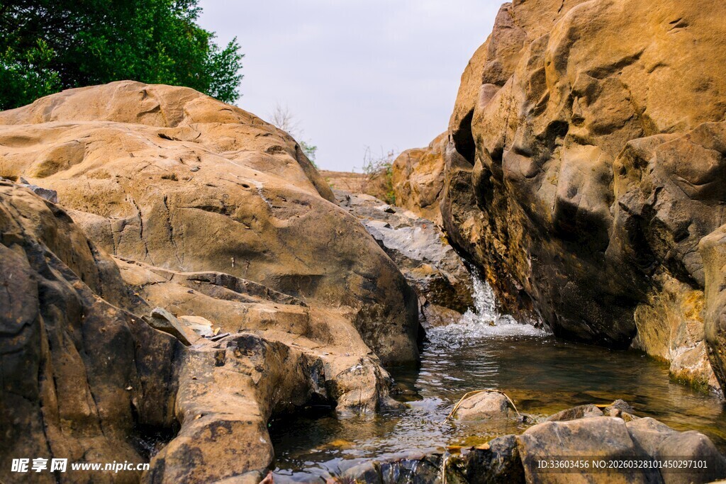 山间岩石间的潺潺溪流