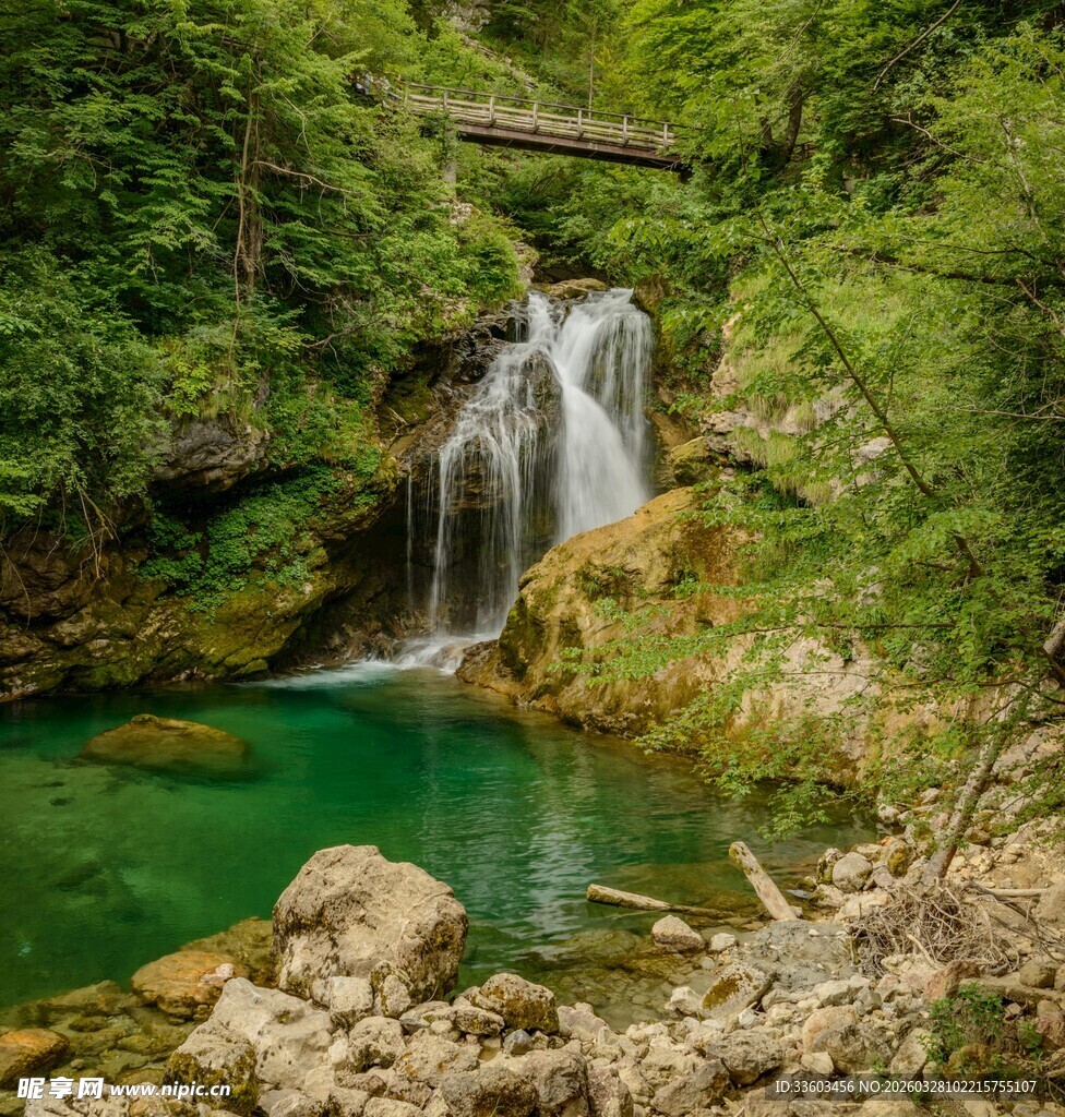 山间翠绿瀑布下的碧潭