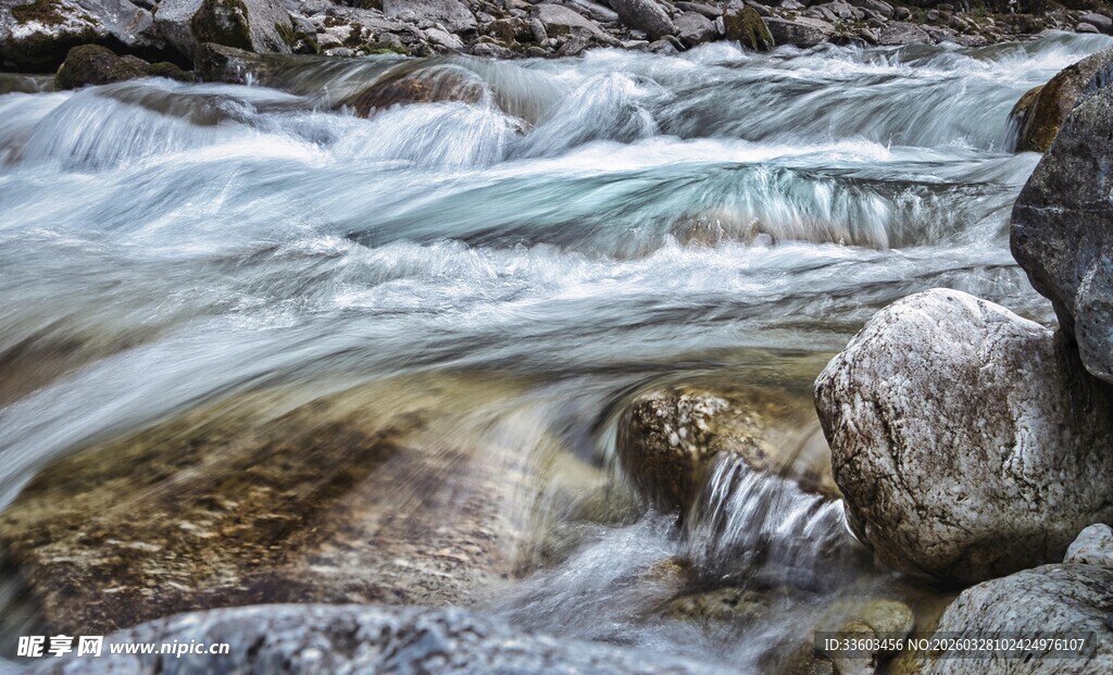 山间溪流奔腾的美丽景象