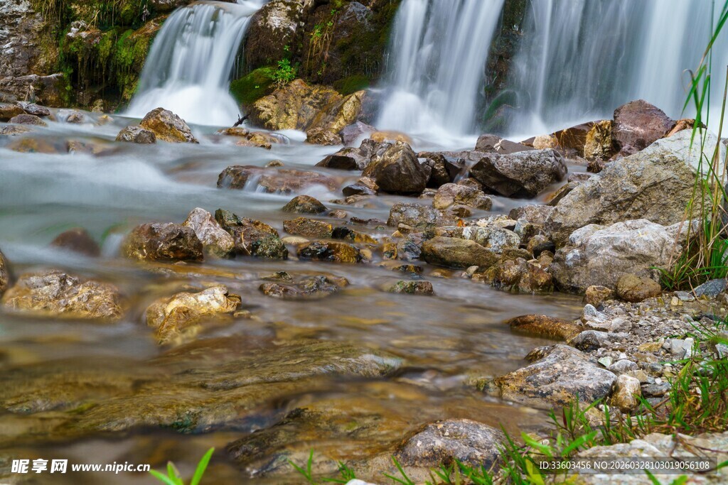 山间溪流瀑布自然美景