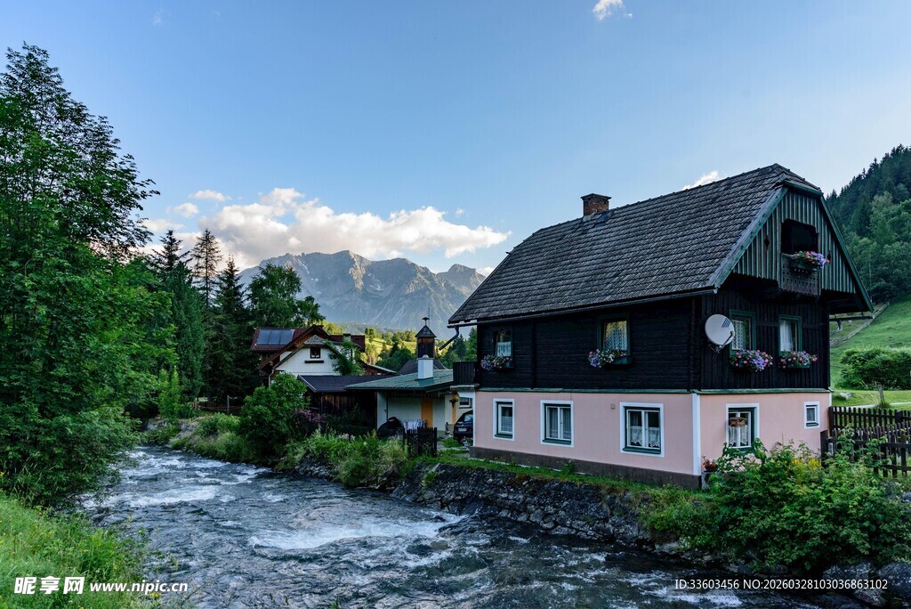 溪边小屋的田园美景