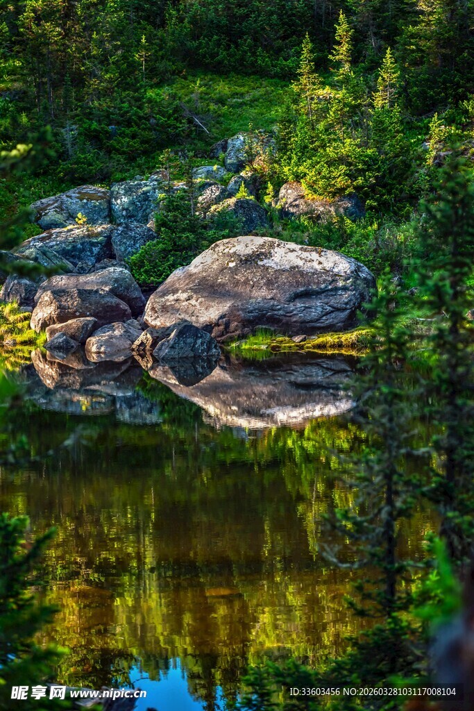 山林中的静谧湖水倒影