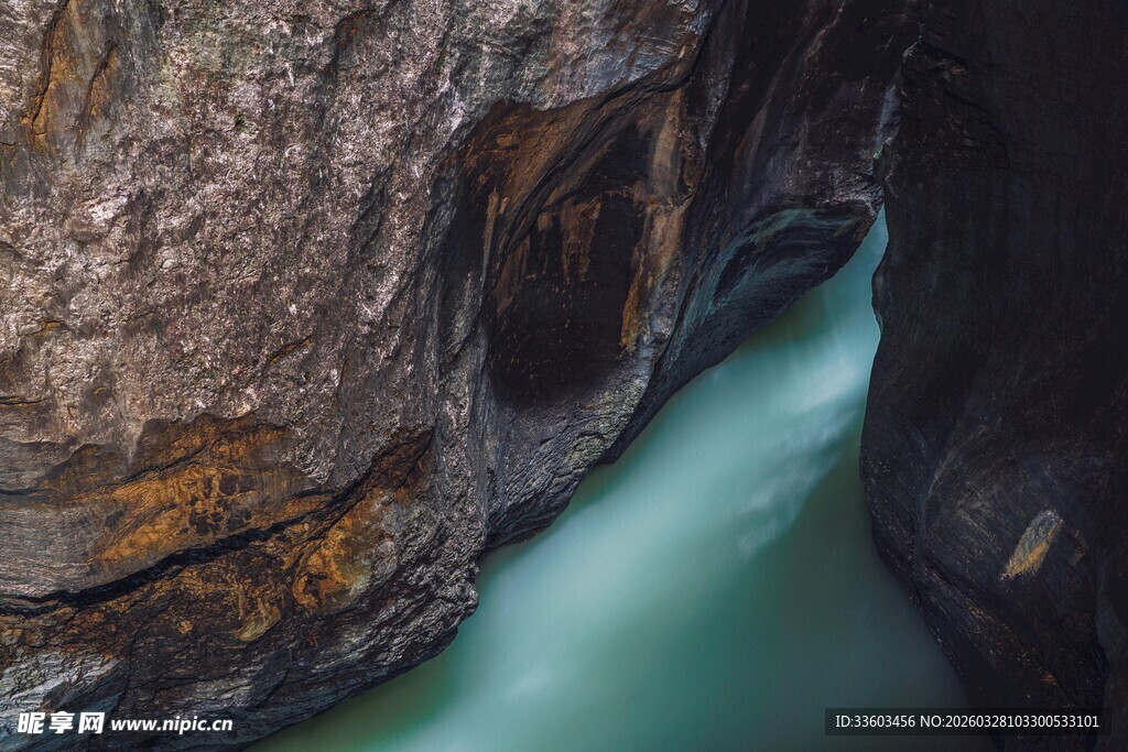 峡谷中流淌的碧绿河水