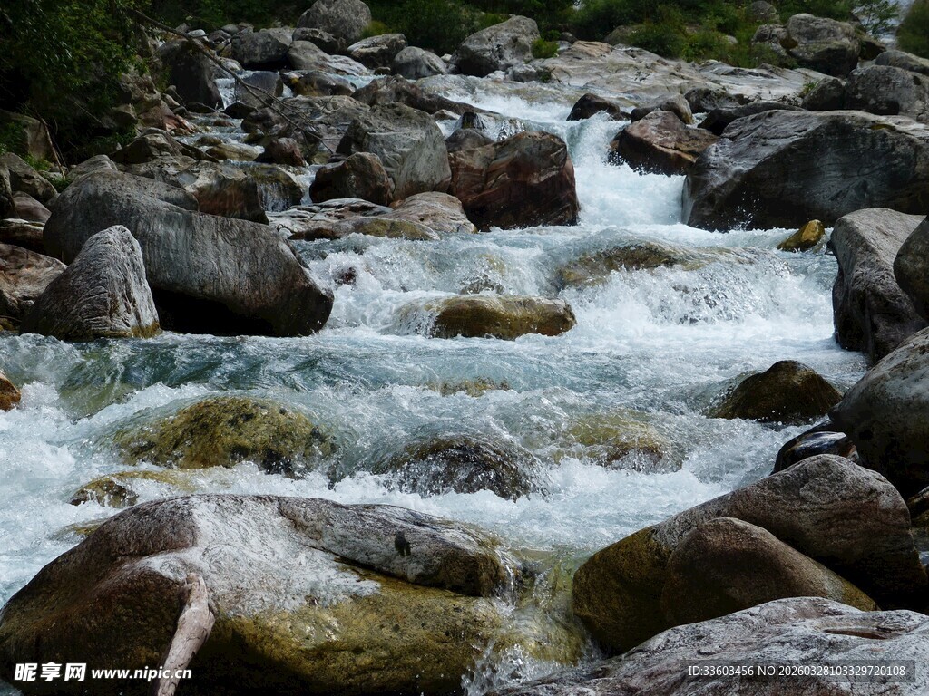 山间溪流穿石而过
