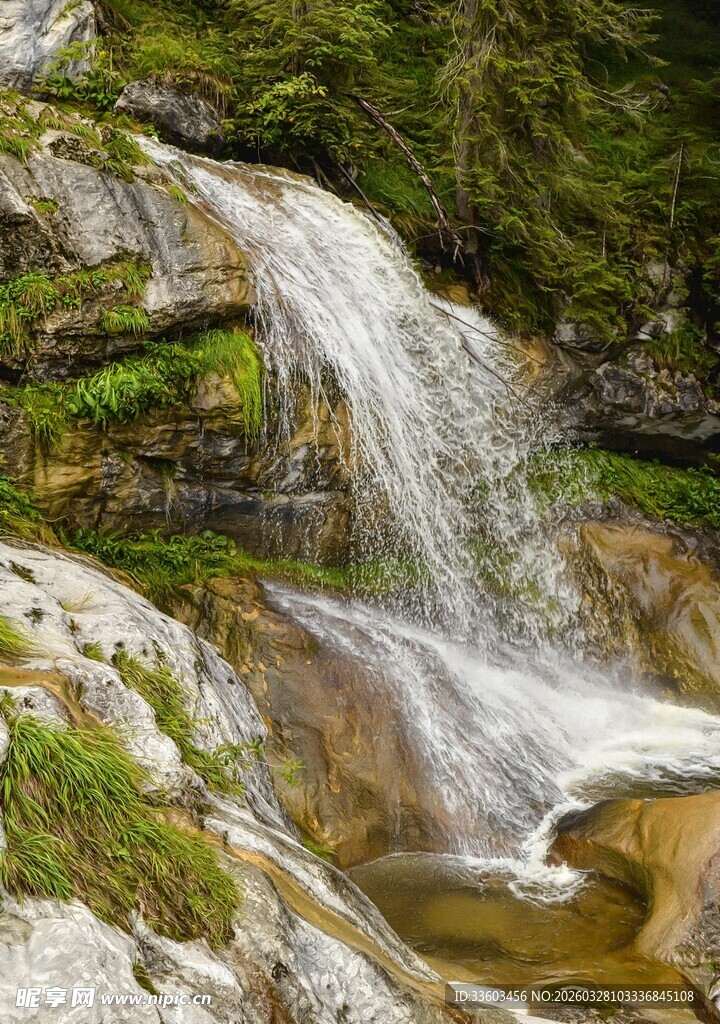 山间小瀑布自然美景