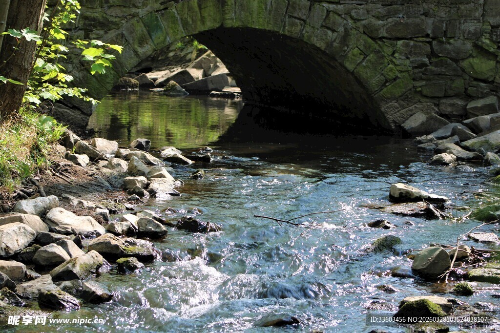 山间溪流上的古朴石拱桥