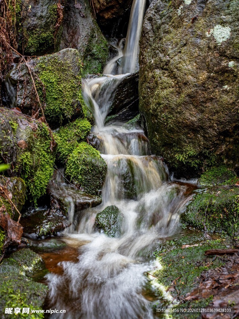 山间溪流潺潺的美丽景象