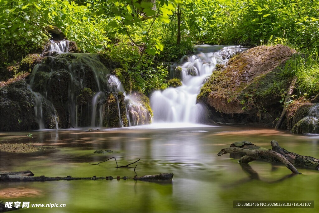 山间潺潺溪流小瀑布景观