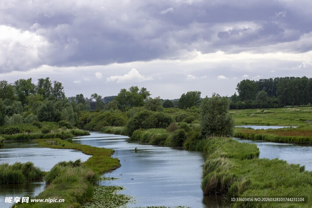 蜿蜒河流旁的葱郁景致