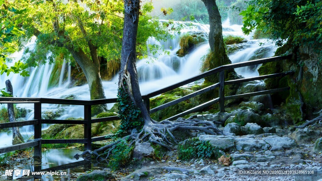 林间木栏旁的清幽小瀑布