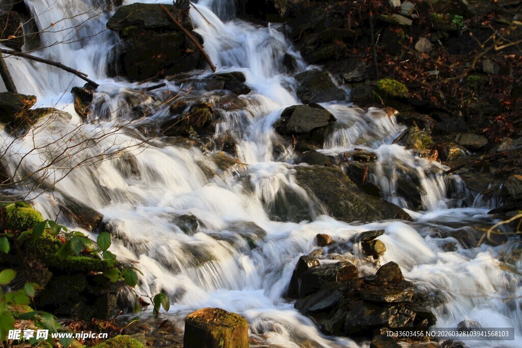 山间灵动小瀑布