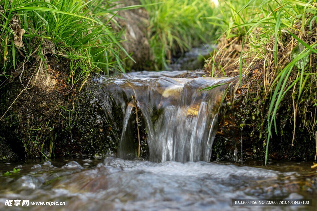 山间小溪潺潺流水景象