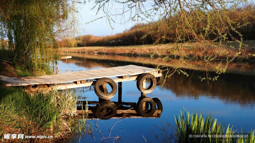 宁静河畔的木质停泊平台