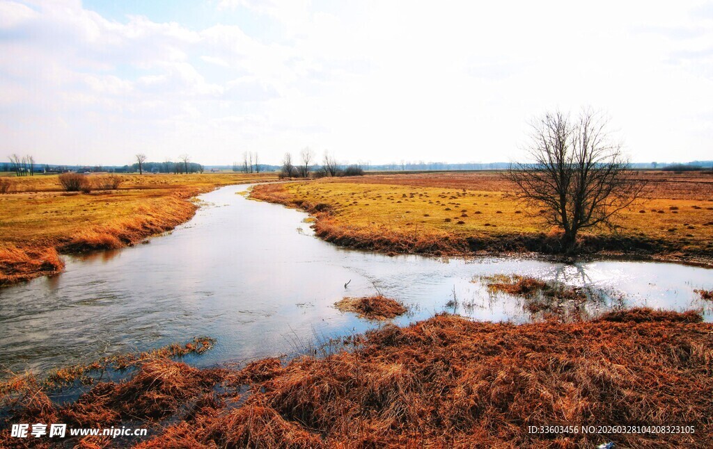 秋日旷野中的静谧小河
