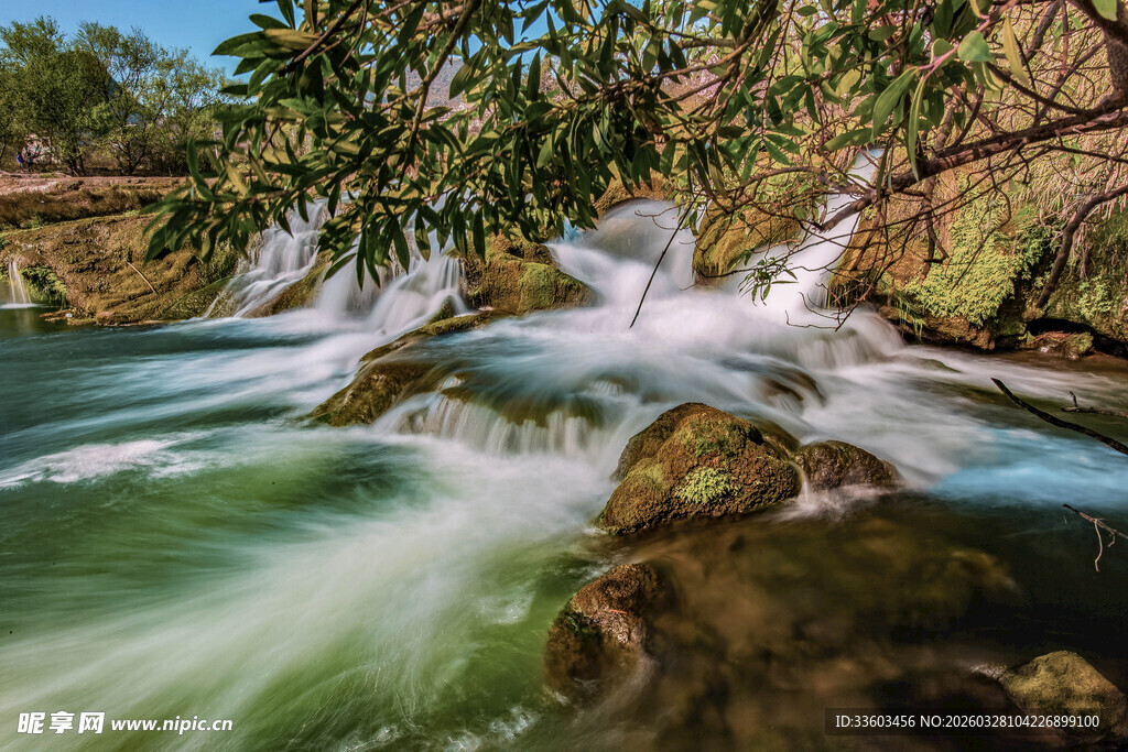 山间溪流潺潺流淌美景