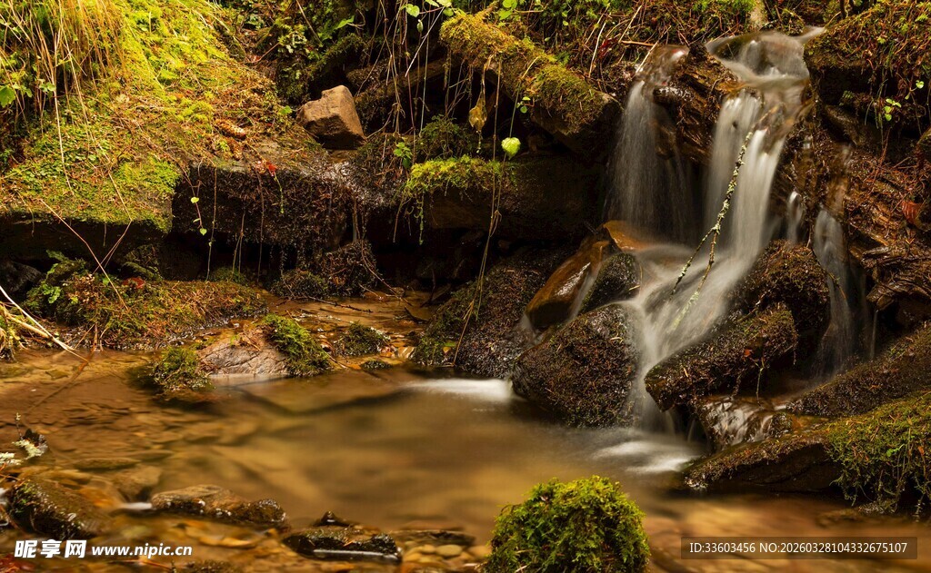 山间潺潺溪流小瀑布景观