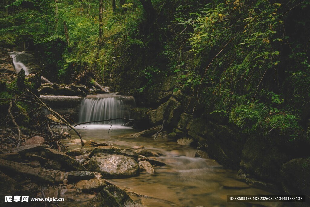 山间溪流小瀑布美景