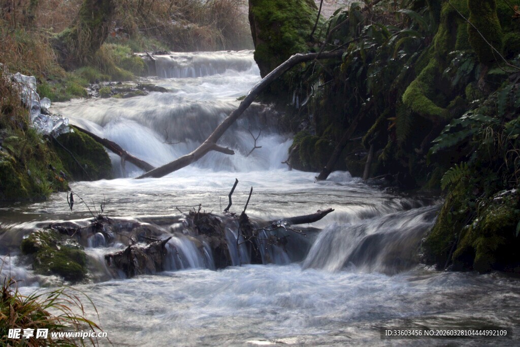 山间潺潺溪流