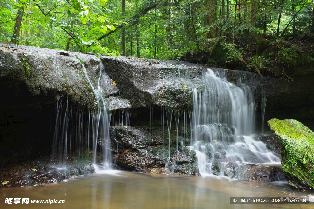 林间小瀑布