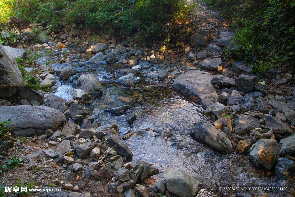 山间溪流