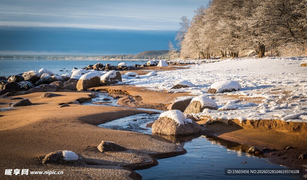 冬日海岸边的冰雪岩石景观