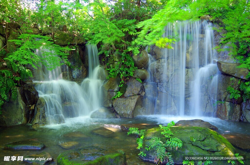 山间秀丽瀑布与葱郁绿植