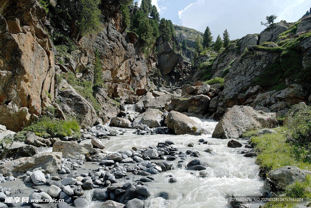山间湍急溪流与嶙峋怪石
