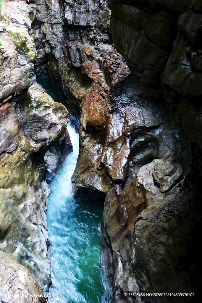 山间幽美溪流峡谷景观