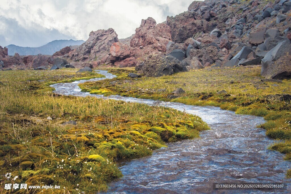 山间蜿蜒溪流与多彩景致