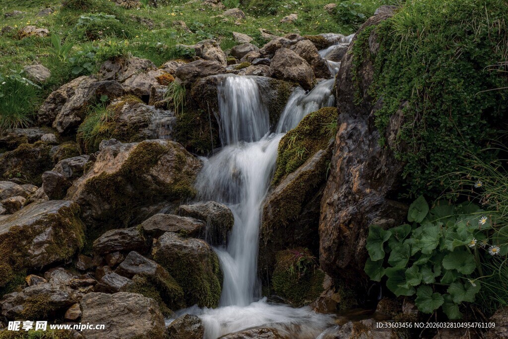 山间小瀑布