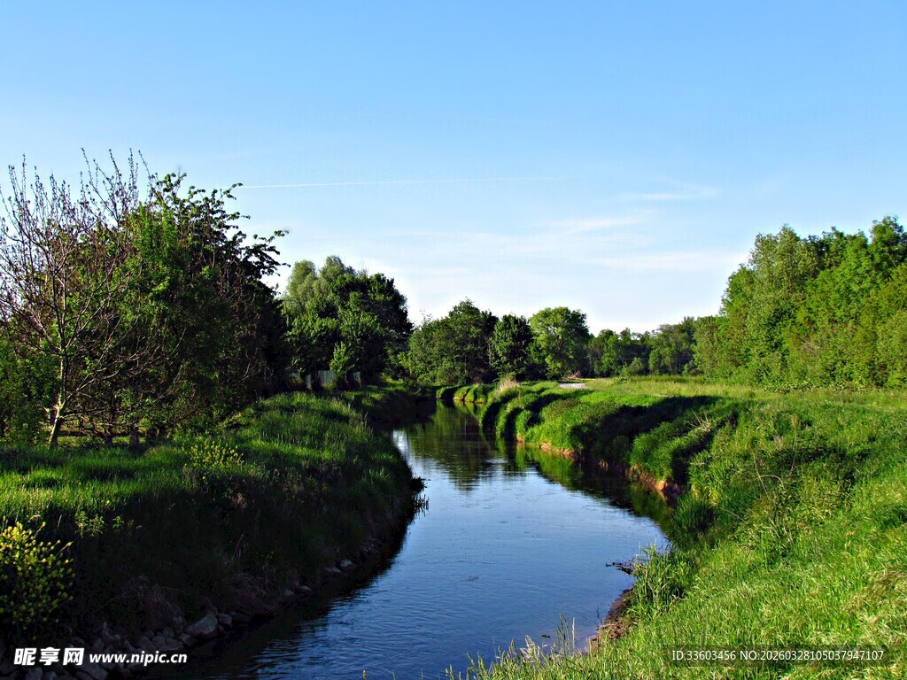 乡村河畔美景