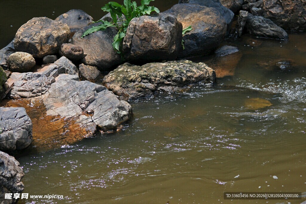 溪边叠石与潺潺流水