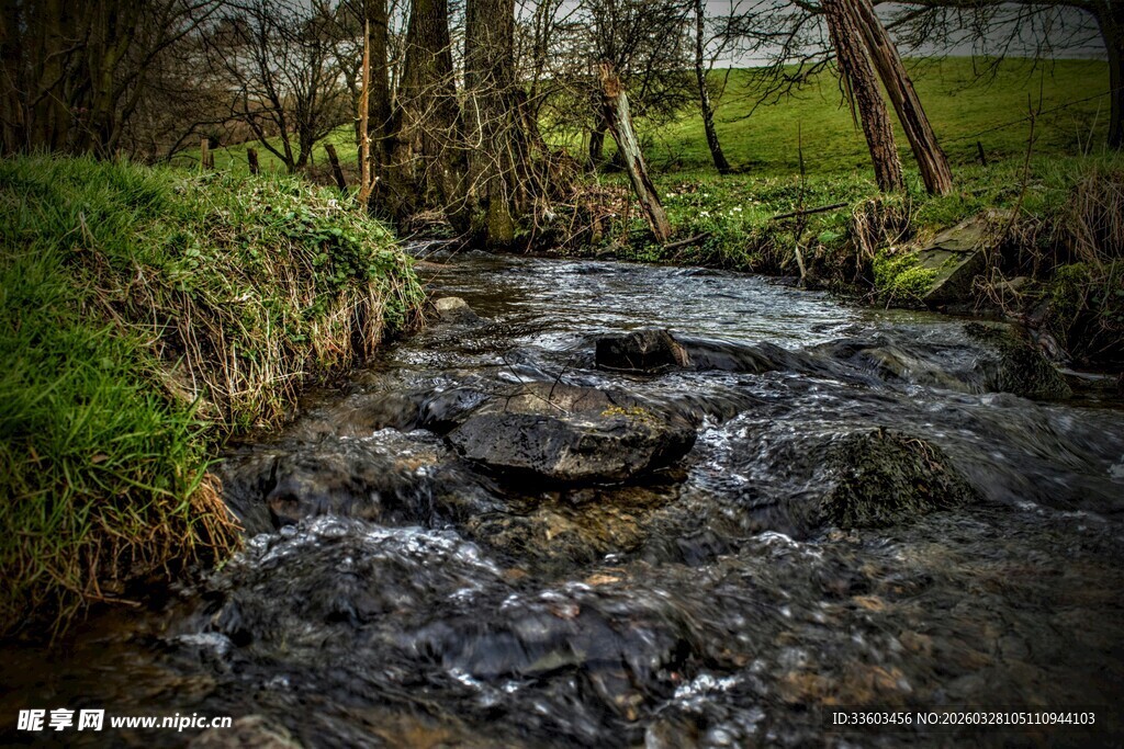 山间小溪潺潺流淌