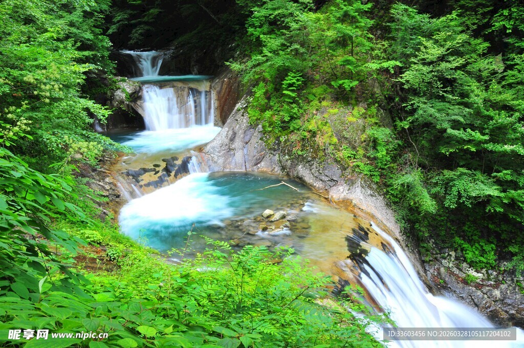 山间溪流瀑布绿意美景