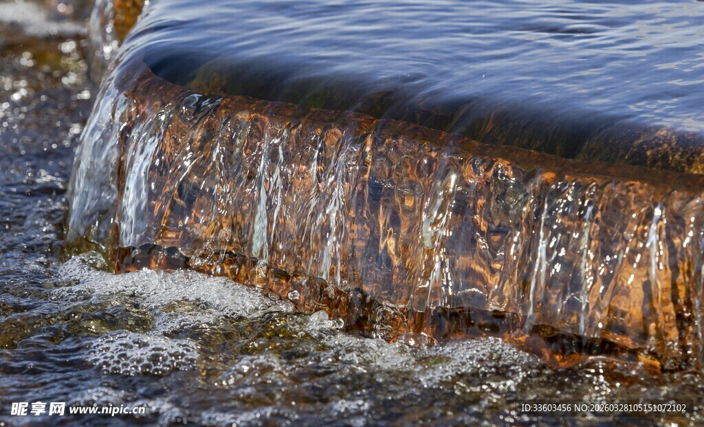 水流冲击金属边缘景象