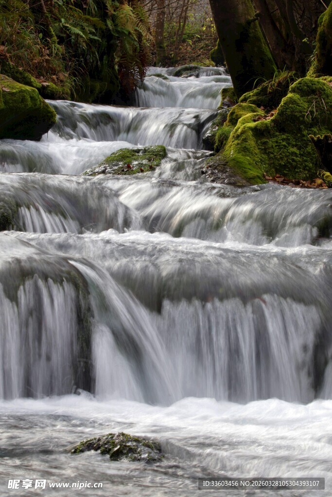山间溪流瀑布潺潺之景