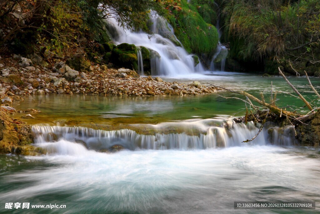 山间溪流瀑布美景
