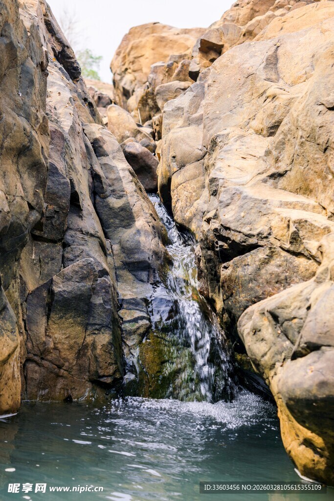 山间小瀑布下的清幽水潭