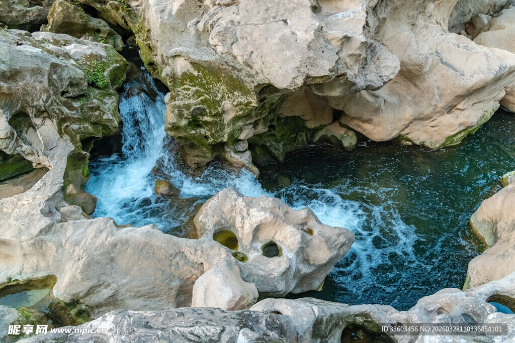 山间清澈溪流与岩石景观