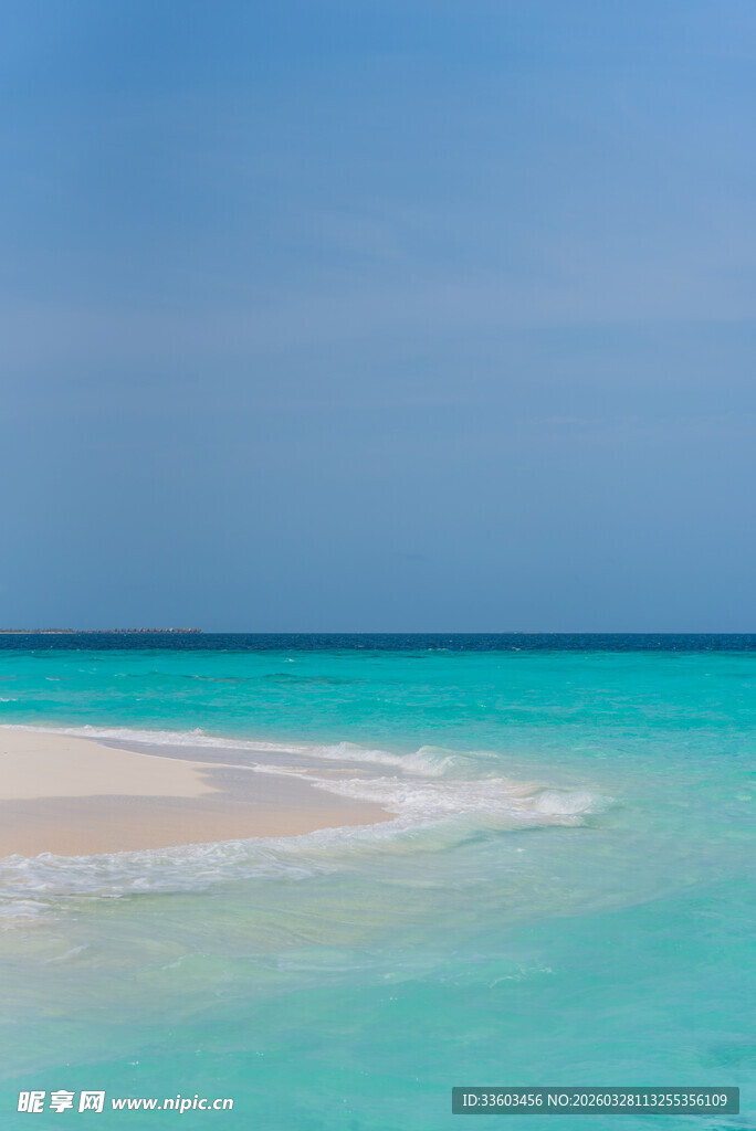 美丽海滩与湛蓝海水景观